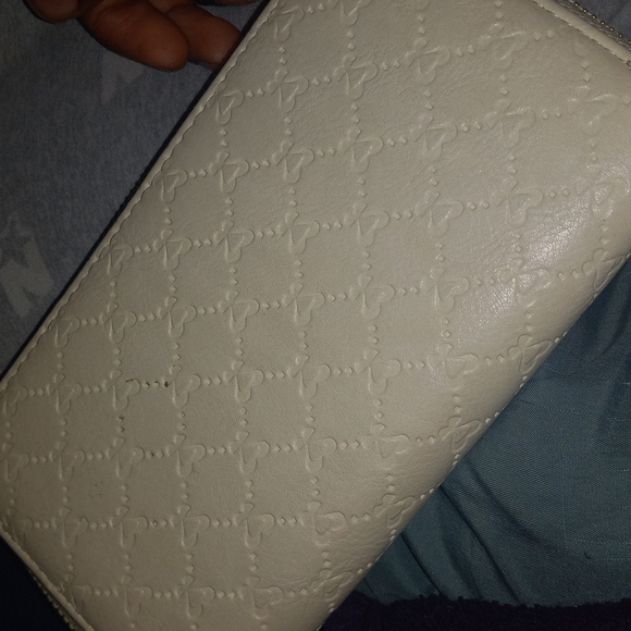 Cream color wallet - Picture 1 of 2
